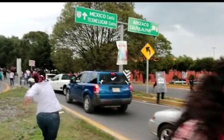 Desaloja la fuerza púbica con gas lacrimógeno a normalistas en Tlaxcala imagen 5