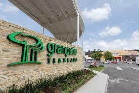 Lo corretean a "machetazos" hasta el gran patio