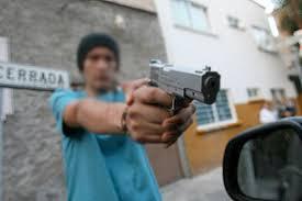 A punta de pistola atracan ferretería en Papalotla