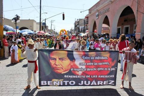Con desfile cívico conmemoran natalicio de Benito Juárez en Calpulalpan imagen 9