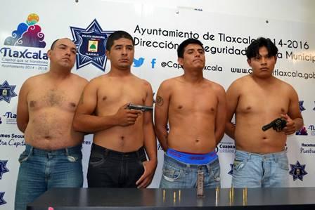 Detienen a cuatro hombres por posesión de armas imagen 1