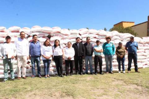 Alcalde de Ixtenco fortalece el campo con 60 toneladas de fertilizante imagen 2