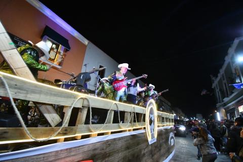 Las calles de Huamantla se transforman en un colorido festival durante el desfile de burladeros imagen 4