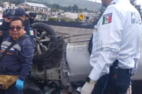 Llantas para arriba; conductor pierde el control y vuelca, en Hueyotlipan