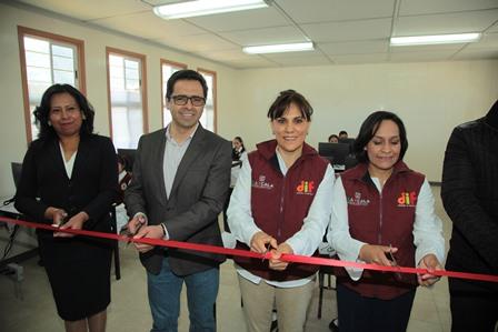 Entrega Sandra Chávez aula de medios en el municipio de Tlaxco imagen 2