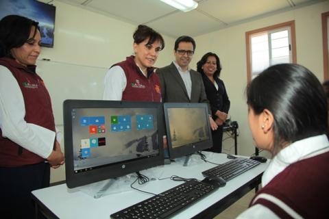 Entrega Sandra Chávez aula de medios en el municipio de Tlaxco imagen 1