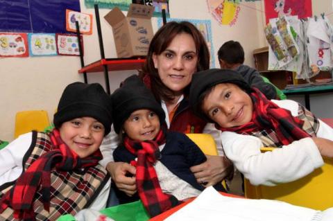 Inicia Sandra Chávez entrega de prendas de invierno a estudiantes imagen 2