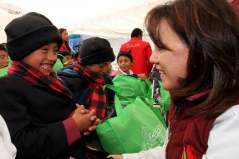 Inicia Sandra Chávez entrega de prendas de invierno a estudiantes imagen 4