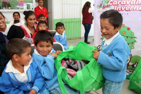 Inicia Sandra Chávez entrega de prendas de invierno a estudiantes imagen 1