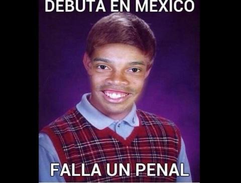 Crean memes para burlarse de Ronaldinho por fallar penalti imagen 1