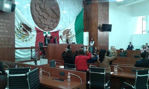 Justicia para las familias de los 43 estudiantes desaparecidos, pide María Félix Pluma imagen 3