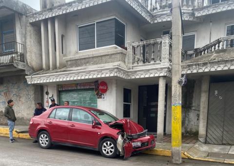 Sujeto se queda dormido y choca contra un poste en San Pablo del Monte