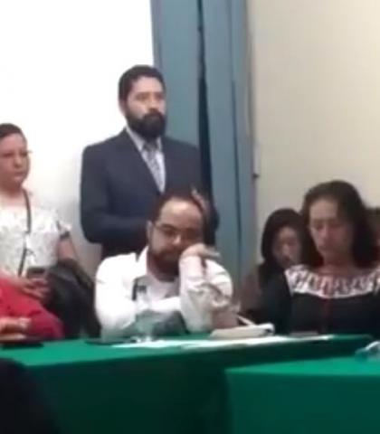 Mientras exigen medicamentos, director de Hospitales se duerme