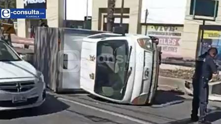 Conductor se queda dormido y vuelca su camioneta en el centro de Tlaxcala