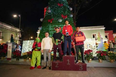 Alfonso Sánchez enciende el árbol navideño y llama a promover ambientes de paz en Tlaxcala imagen 7