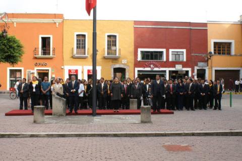 Encabeza Miguel Muñoz Reyes honores a la bandera en la Plaza de la Constitución imagen 1