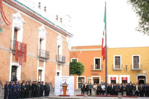 Encabeza Miguel Muñoz Reyes honores a la bandera en la Plaza de la Constitución imagen 2