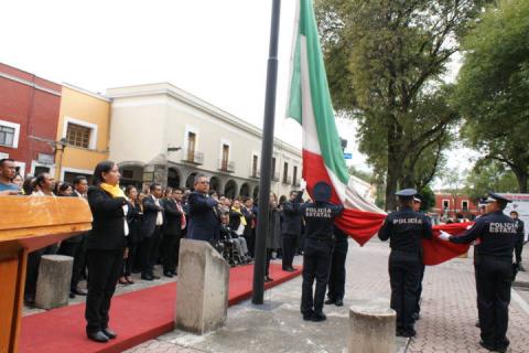 Encabeza Miguel Muñoz Reyes honores a la bandera en la Plaza de la Constitución imagen 3