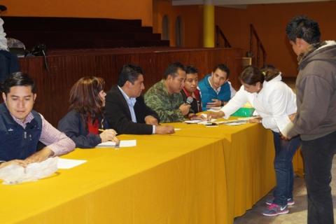 Cientos de jovenes chiautempenses participan en sorteo para el servicio militar imagen 4