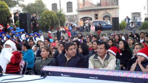 Encienden árbol navideño en Tzompantepec imagen 3