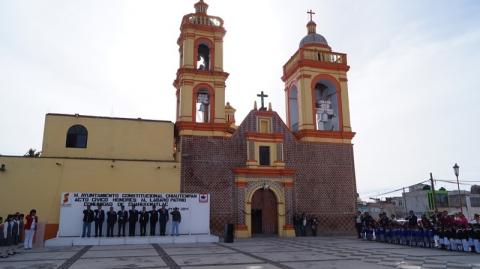 Alcalde chiautempense entrega apoyos diversos a escuelas de Cuahuixmatlac imagen 2