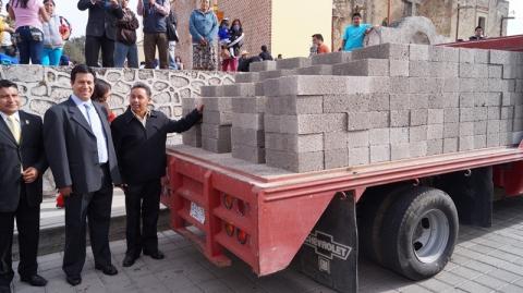 Alcalde chiautempense entrega apoyos diversos a escuelas de Cuahuixmatlac imagen 5
