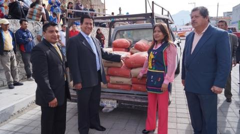 Alcalde chiautempense entrega apoyos diversos a escuelas de Cuahuixmatlac imagen 1
