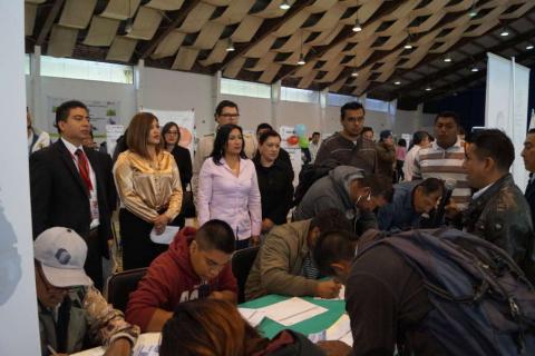 SEPUEDE y SNE ofertaron 803 vacantes en "Feria del Empleo Apizaco 2016" imagen 1