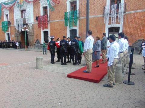 Alcalde preside Izamiento de Bandera en la capital del Estado imagen 1