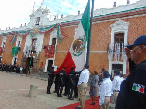 Alcalde preside Izamiento de Bandera en la capital del Estado imagen 2