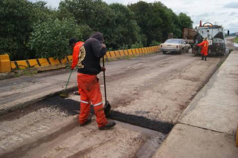 Inicia Tlaxco programa de bacheo en principales carreteras de la cabecera municipal imagen 1