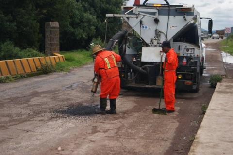 Inicia Tlaxco programa de bacheo en principales carreteras de la cabecera municipal imagen 2
