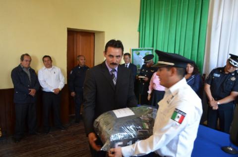 Equipan con uniformes al total elementos de Seguridad Publica Municipal de Calpulalpan imagen 1