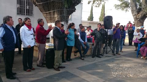Ahora Adriana Dávila entrega lentes en Teolocholco imagen 2