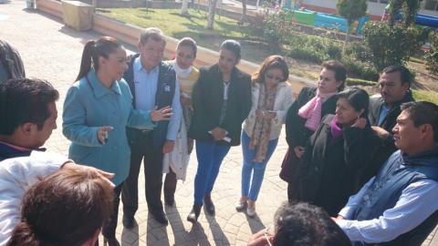 Ahora Adriana Dávila entrega lentes en Teolocholco imagen 3