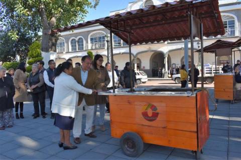 Ayuntamiento entrega carrito para venta de esquites en el municipio