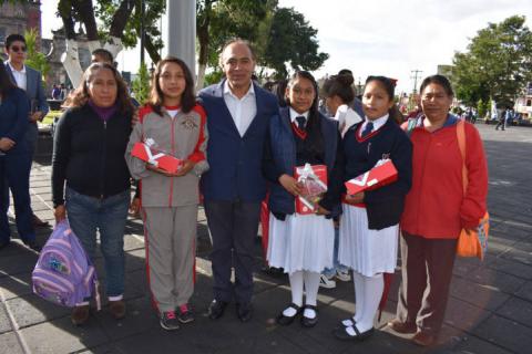 Orea Albarrán incentiva a estudiante con mejor promedio