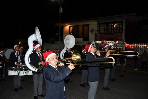 Llega la navidad al pueblo mágico de Tlaxco con emotivo desfile imagen 3