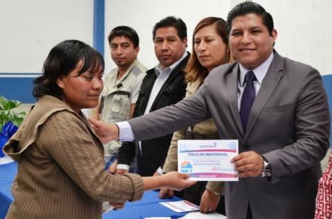Entrega Miguel Ángel Polvo 500 MP en vales de materiales para construcción en Tlaltelulco imagen 4