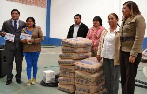 Entrega Miguel Ángel Polvo 500 MP en vales de materiales para construcción en Tlaltelulco imagen 1