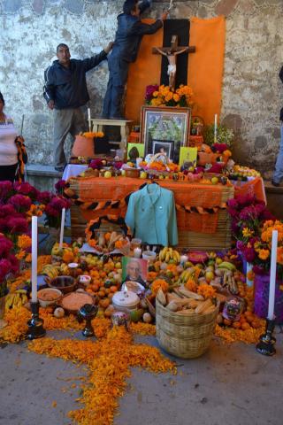 Ayuntamiento de Tlaltelulco organiza vistosa exposición de ofrendas imagen 2