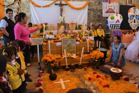 Ayuntamiento de Tlaltelulco organiza vistosa exposición de ofrendas imagen 1