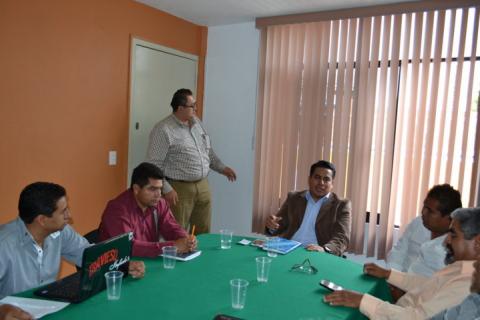 Se reúne policía municipal con taxistas para implementar acciones preventivas