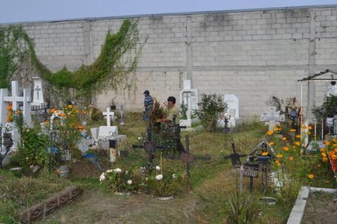 Realizan trabajos de limpieza en panteón municipal de Tlaltelulco imagen 2