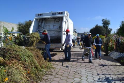 Realizan trabajos de limpieza en panteón municipal de Tlaltelulco imagen 4