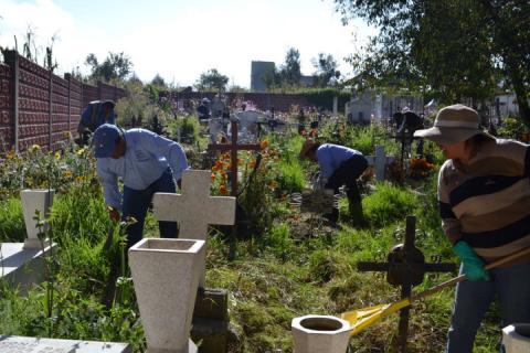 Realizan trabajos de limpieza en panteón municipal de Tlaltelulco imagen 1
