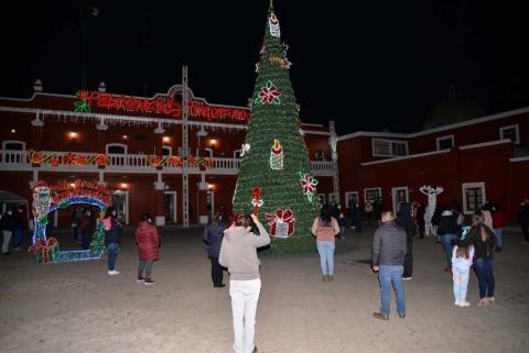 Nanacamilpa se ilumina con el encendido del Árbol de Navidad imagen 2