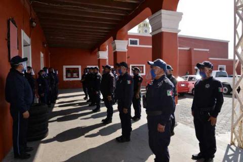 En Nanacamilpa entregan mil caretas protectoras a policías y conductores del transporte público imagen 4