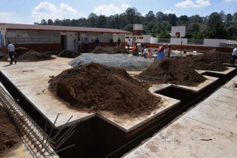 Da alcalde de Nanacamilpa banderazo de inicio de obra a techumbre en comunidad de Tepuente imagen 2