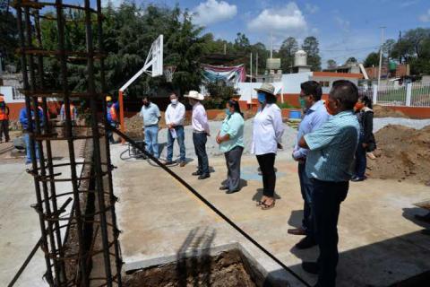 Da alcalde de Nanacamilpa banderazo de inicio de obra a techumbre en comunidad de Tepuente imagen 1